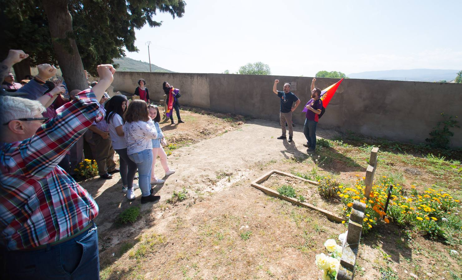 IU y el PCE celebran el día de la República en el cementerio de Fuenmayor