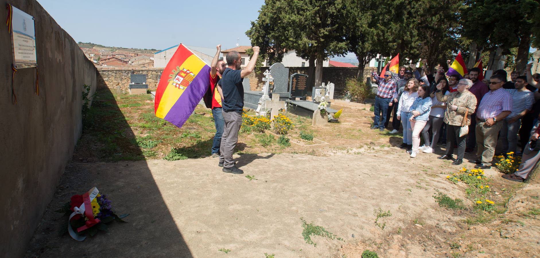 IU y el PCE celebran el día de la República en el cementerio de Fuenmayor