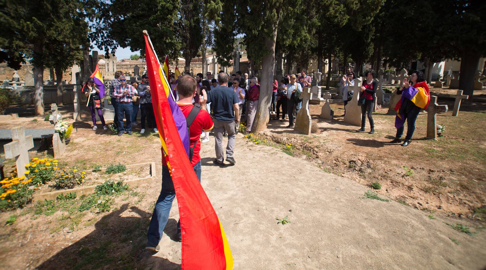 IU y el PCE celebran el día de la República en el cementerio de Fuenmayor