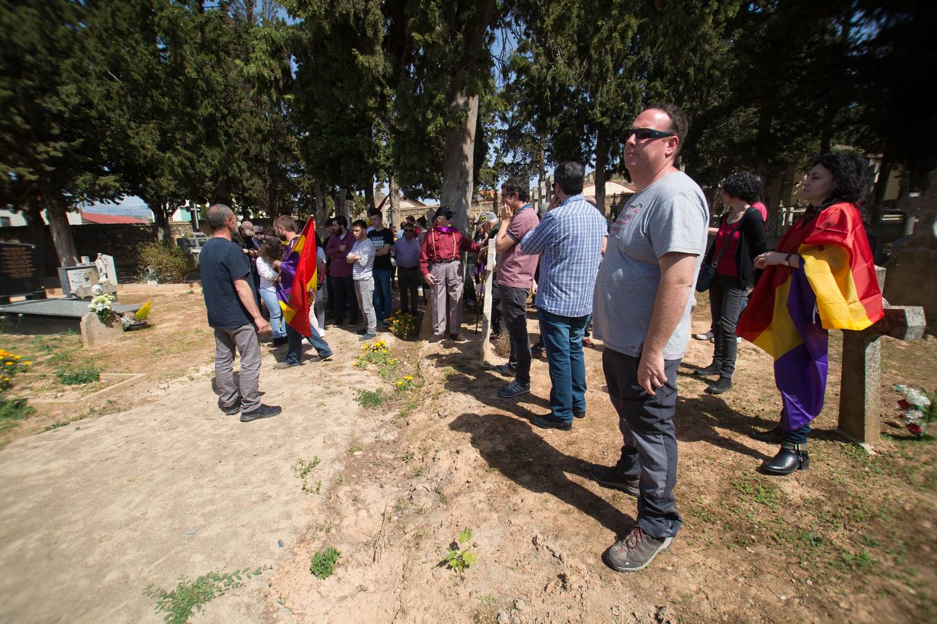 IU y el PCE celebran el día de la República en el cementerio de Fuenmayor