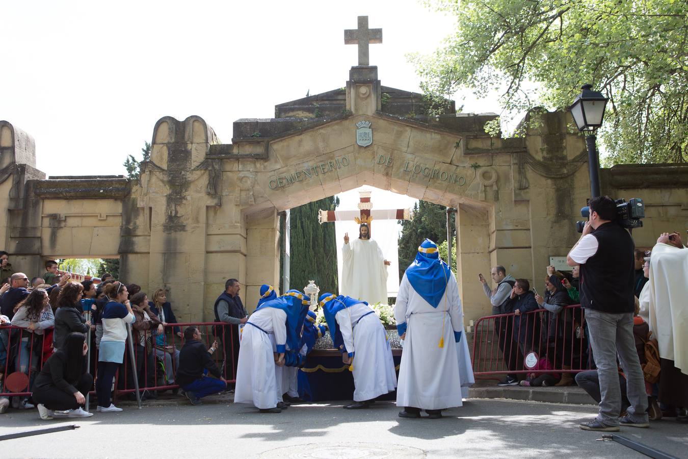El paso del ‘Santo Cristo resucitado&#039; cierra la Semana Santa (I)