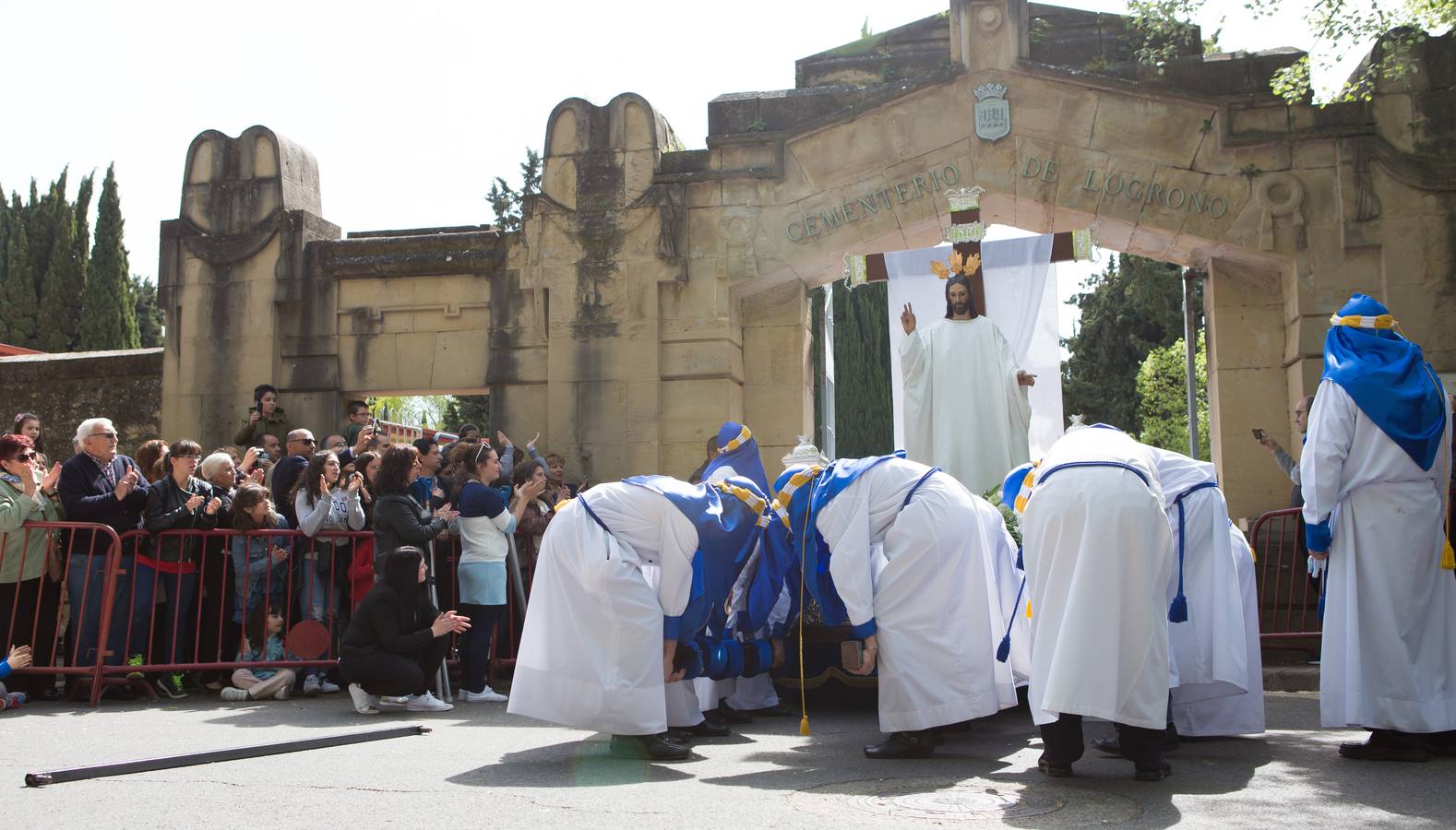 El paso del ‘Santo Cristo resucitado&#039; cierra la Semana Santa (I)