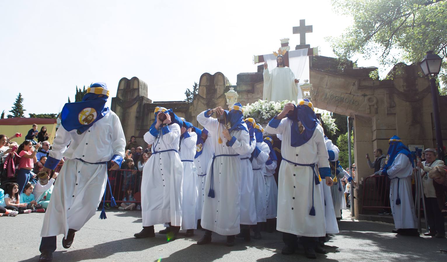 El paso del ‘Santo Cristo resucitado&#039; cierra la Semana Santa (I)