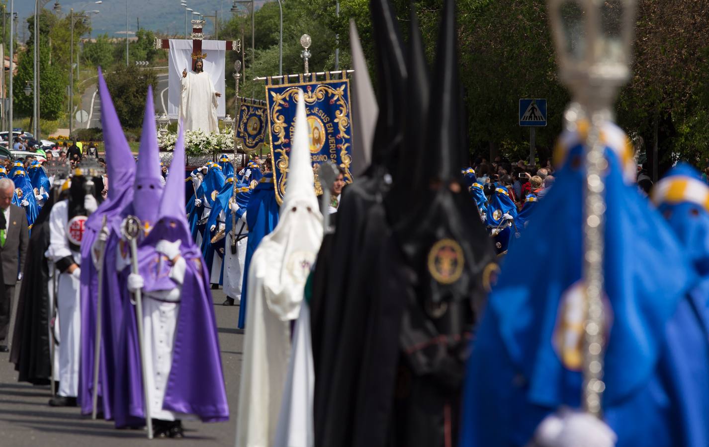 El paso del ‘Santo Cristo resucitado&#039; cierra la Semana Santa (II)