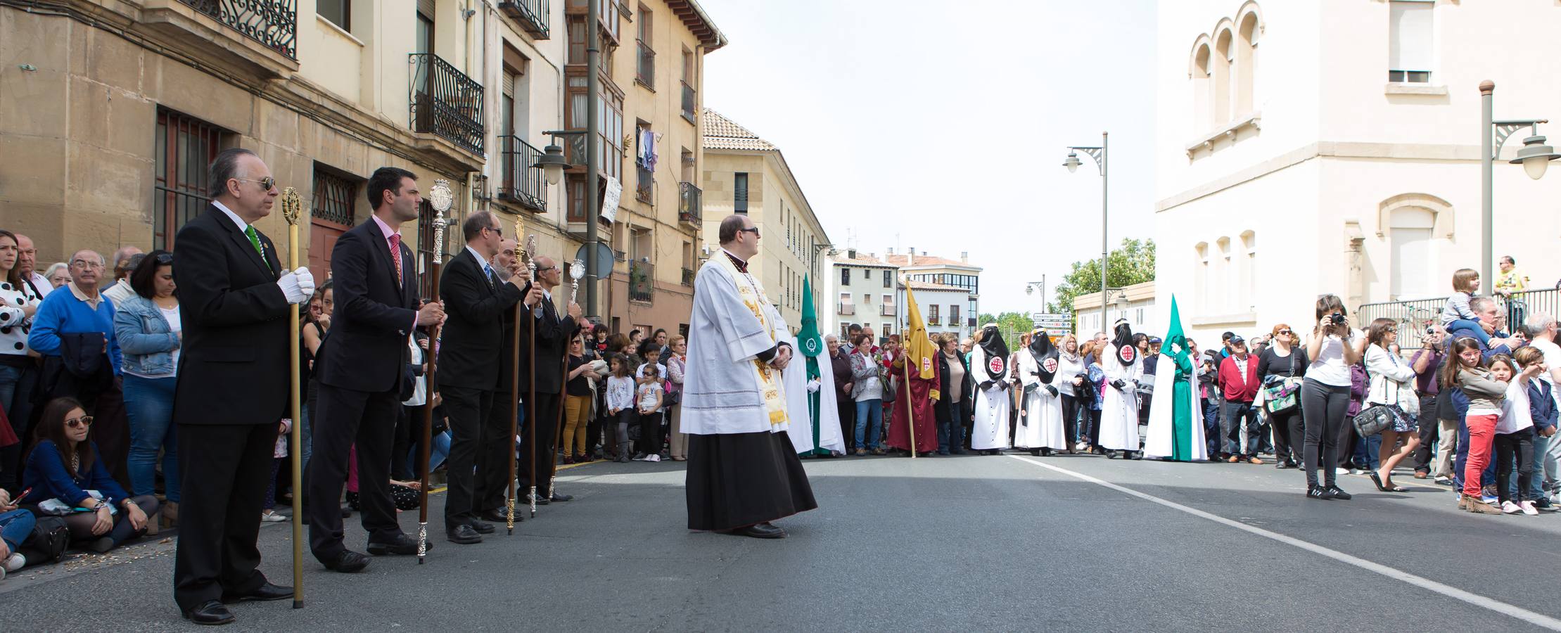 El paso del ‘Santo Cristo resucitado&#039; cierra la Semana Santa (II)