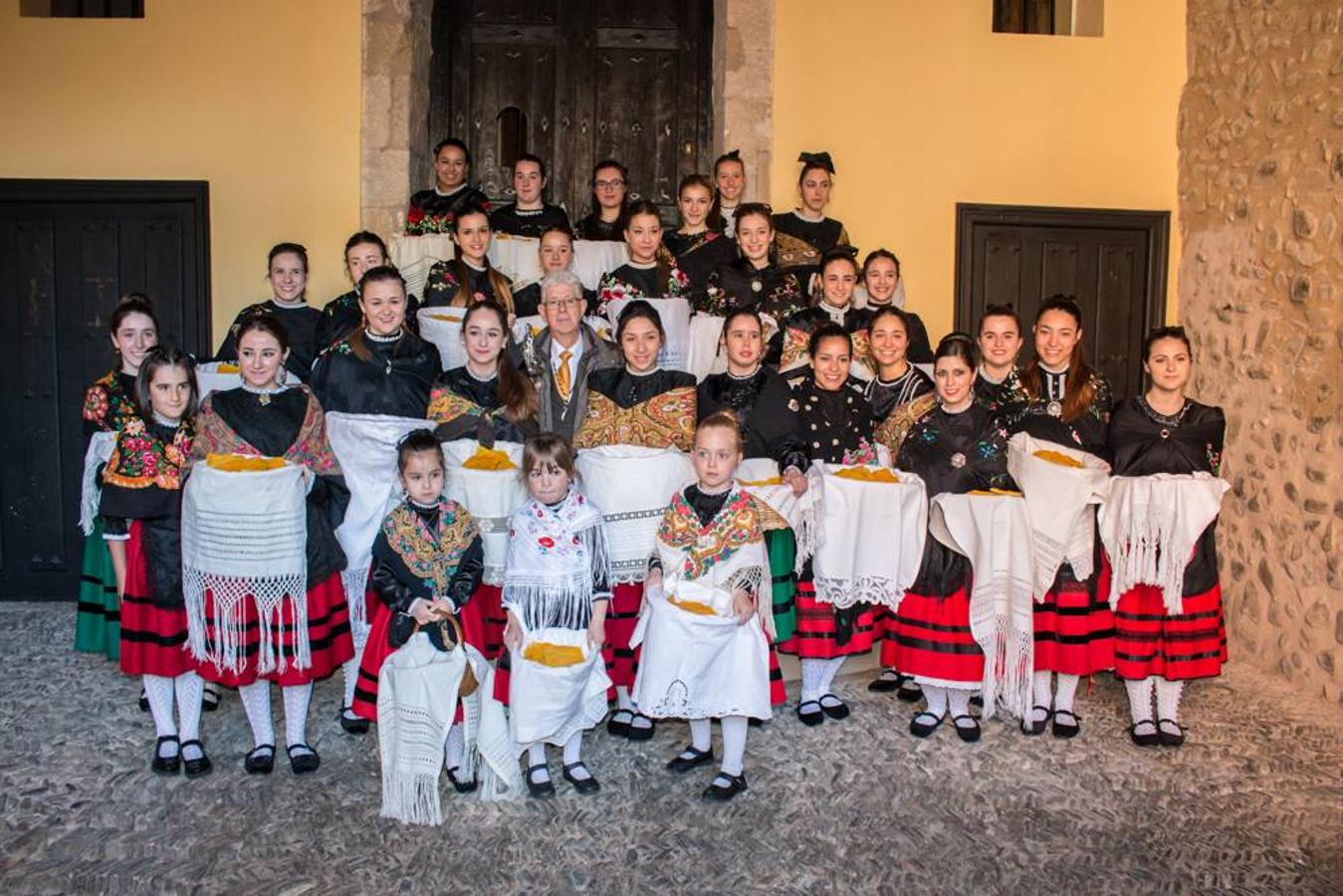 Las doncellas reparten el &#039;pan del Santo&#039; entre los calceatenses