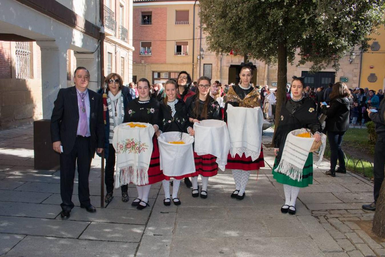 Las doncellas reparten el &#039;pan del Santo&#039; entre los calceatenses