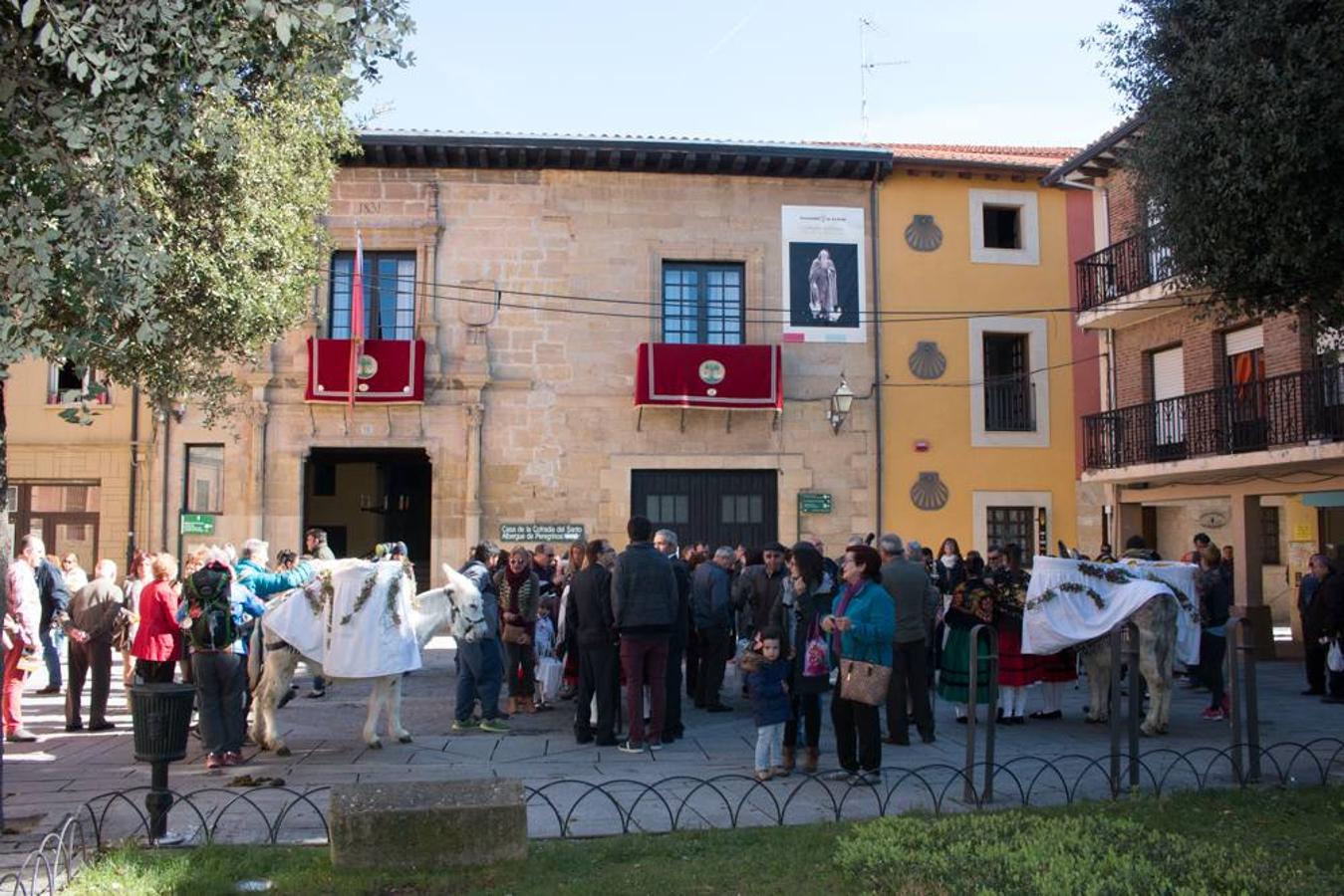 Las doncellas reparten el &#039;pan del Santo&#039; entre los calceatenses