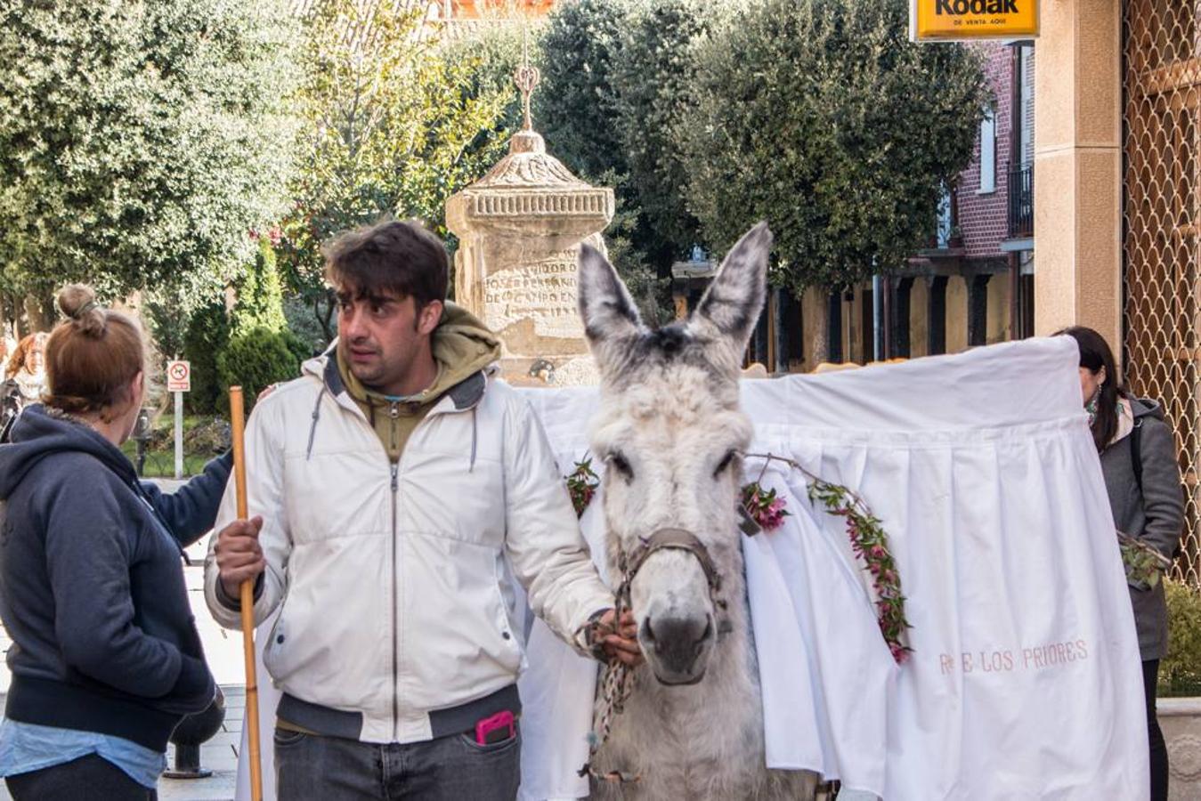 Las doncellas reparten el &#039;pan del Santo&#039; entre los calceatenses