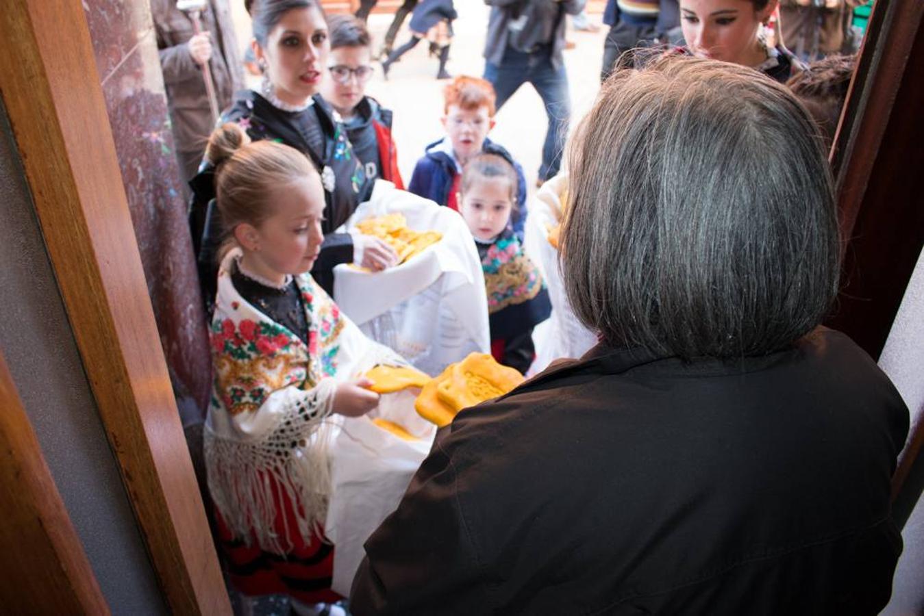 Las doncellas reparten el &#039;pan del Santo&#039; entre los calceatenses