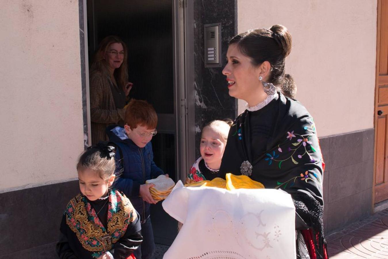 Las doncellas reparten el &#039;pan del Santo&#039; entre los calceatenses