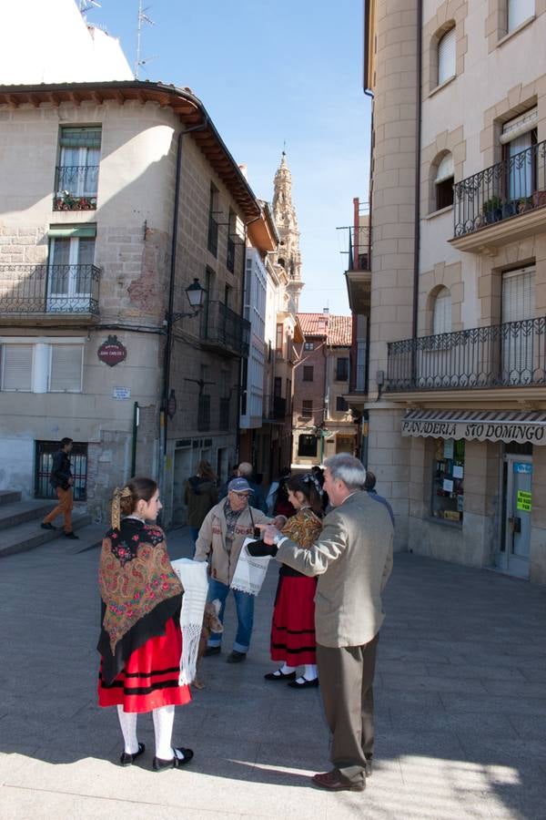 Las doncellas reparten el &#039;pan del Santo&#039; entre los calceatenses