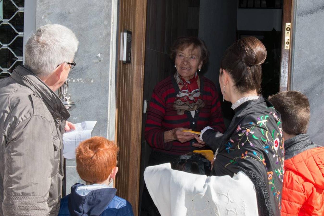 Las doncellas reparten el &#039;pan del Santo&#039; entre los calceatenses