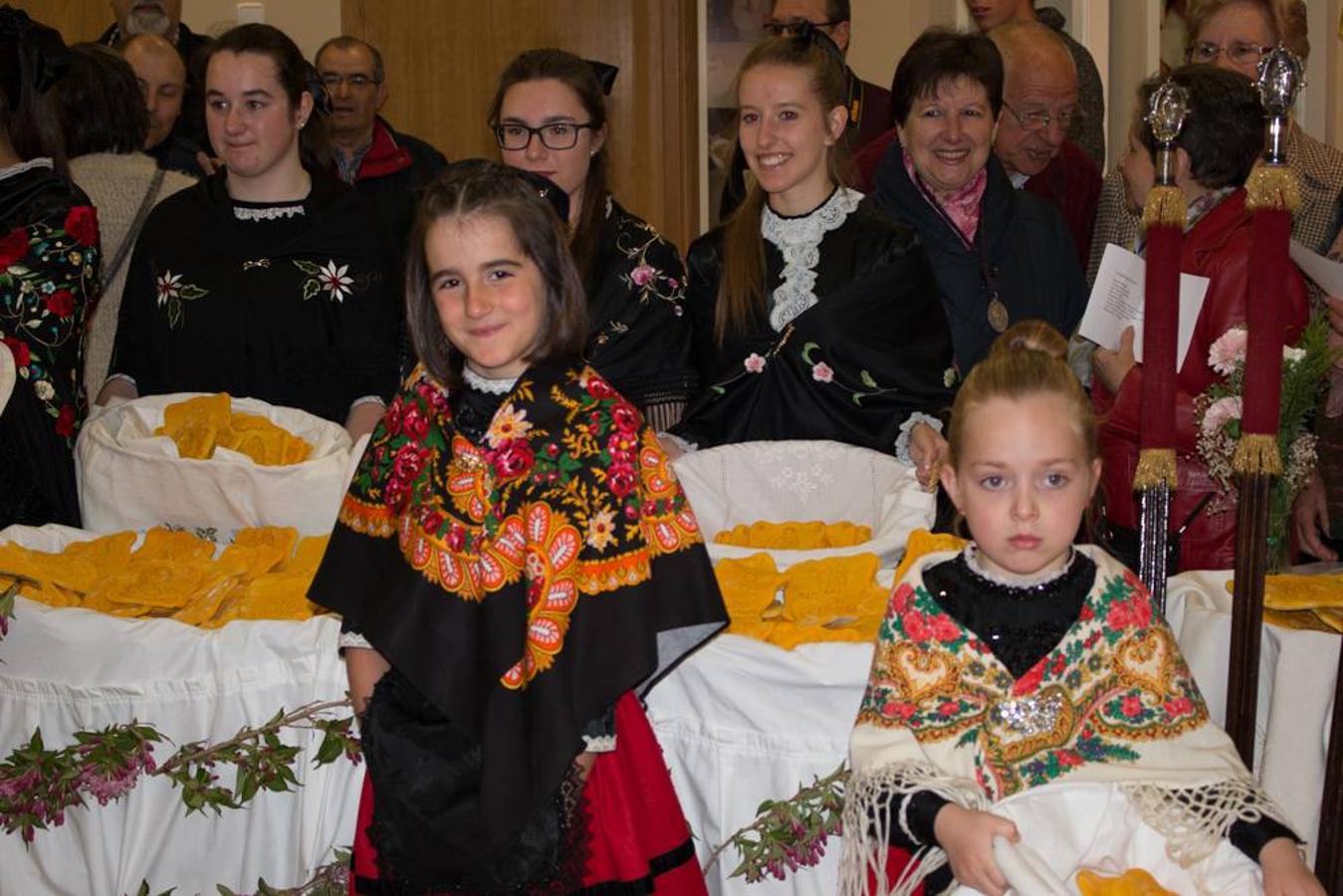 Las doncellas reparten el &#039;pan del Santo&#039; entre los calceatenses