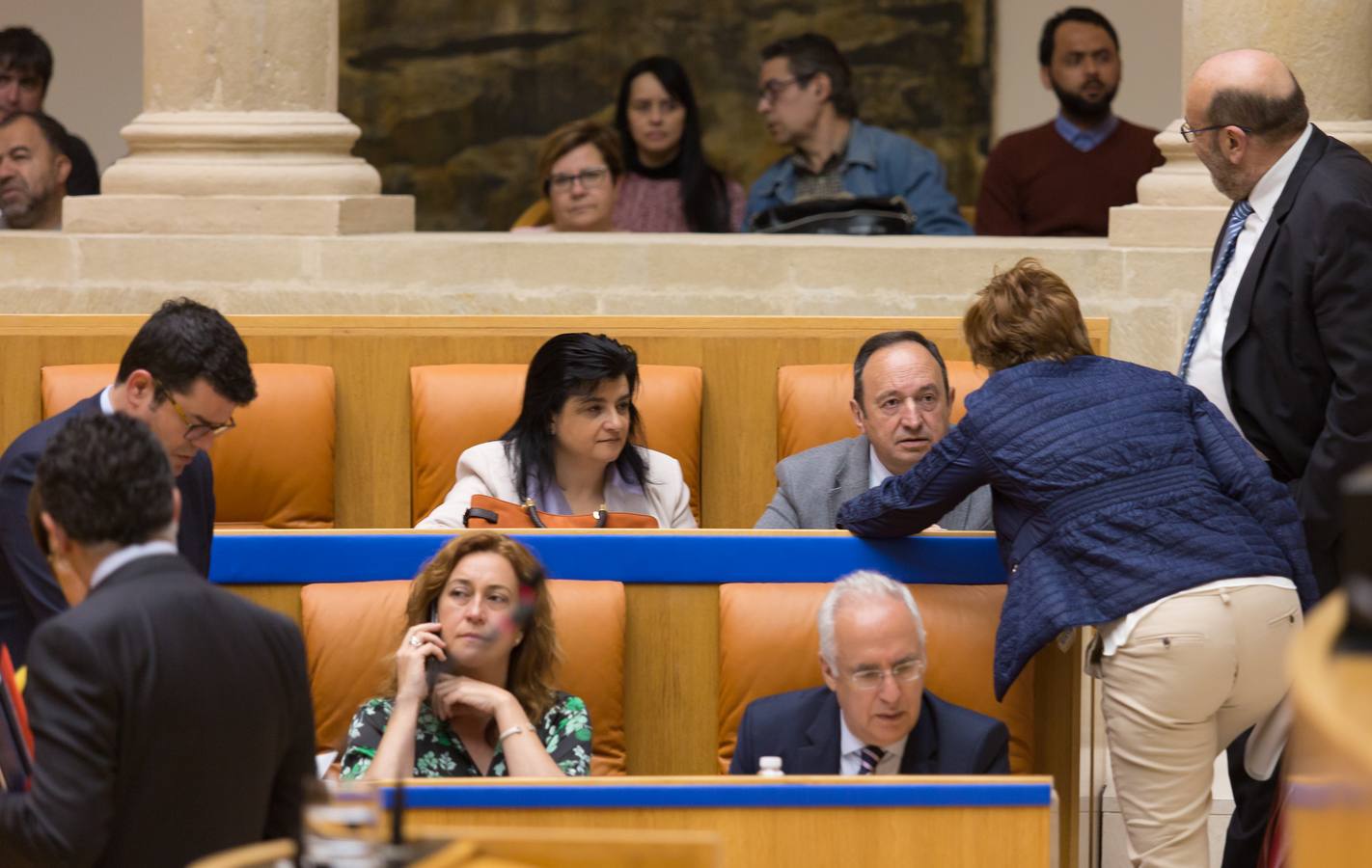 Los gestos de la sesión del Pleno del Parlamento