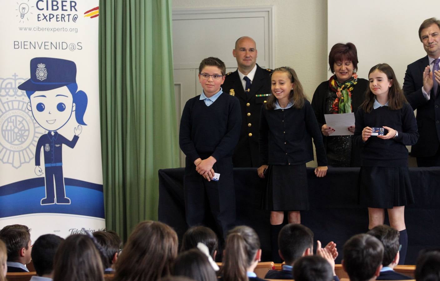 Entrega de carnés del programa &#039;Ciberexpert@s&#039;, del Cuerpo Nacional de Policía, en el colegio de Escolapias