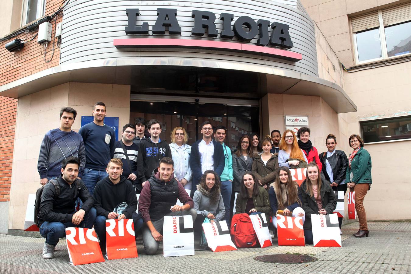 Alumnos de 1º de Grado Superior de Administración y Finanzas del Ies Comercio visitan la multimedia de Diario LA RIOJA