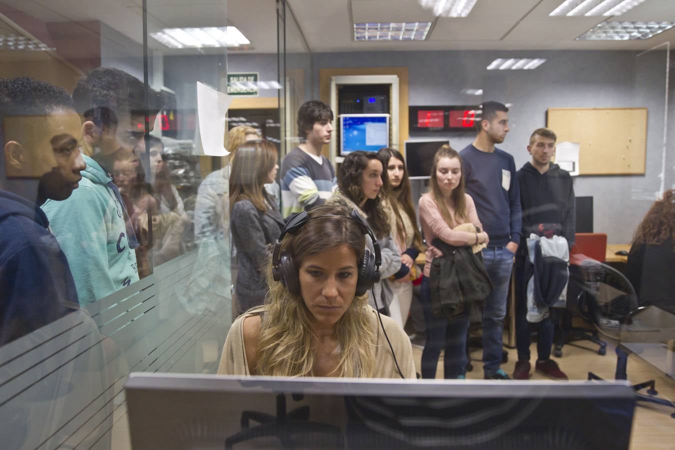 Alumnos de 1º de Grado Superior de Administración y Finanzas del Ies Comercio visitan la multimedia de Diario LA RIOJA