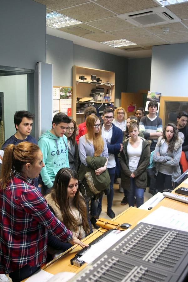 Alumnos de 1º de Grado Superior de Administración y Finanzas del Ies Comercio visitan la multimedia de Diario LA RIOJA