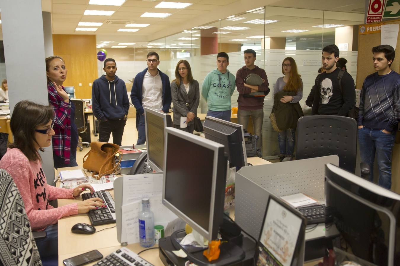 Alumnos de 1º de Grado Superior de Administración y Finanzas del Ies Comercio visitan la multimedia de Diario LA RIOJA