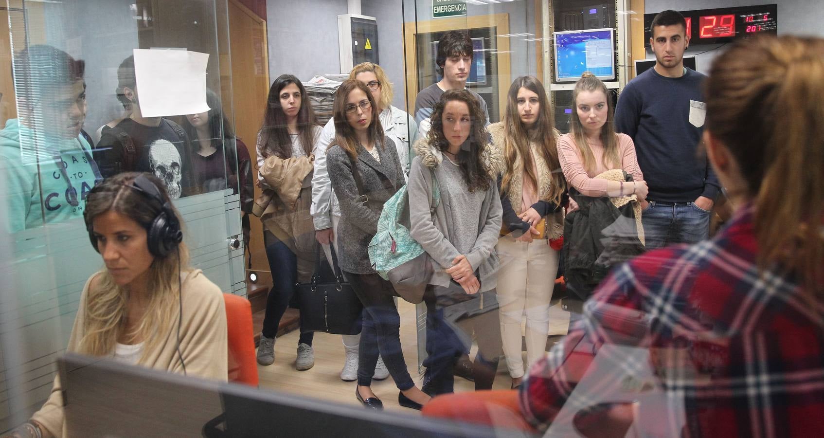 Alumnos de 1º de Grado Superior de Administración y Finanzas del Ies Comercio visitan la multimedia de Diario LA RIOJA