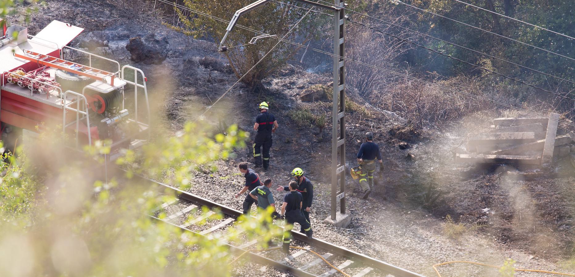 Una locomotora provoca un incendio en Gimileo