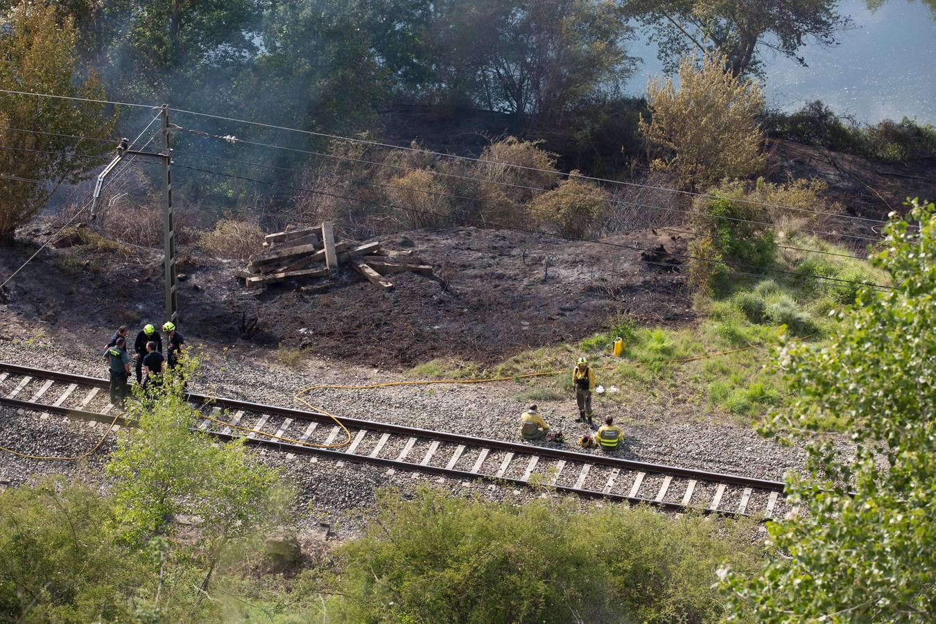 Una locomotora provoca un incendio en Gimileo