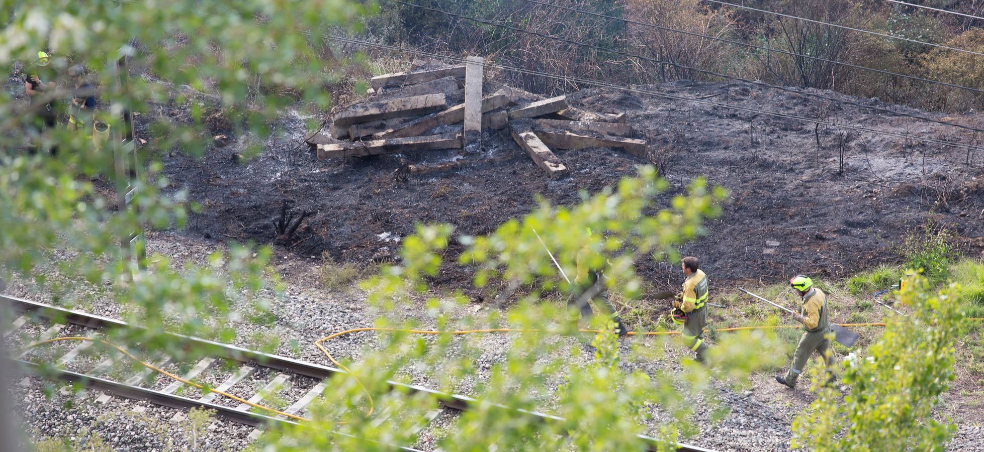 Una locomotora provoca un incendio en Gimileo