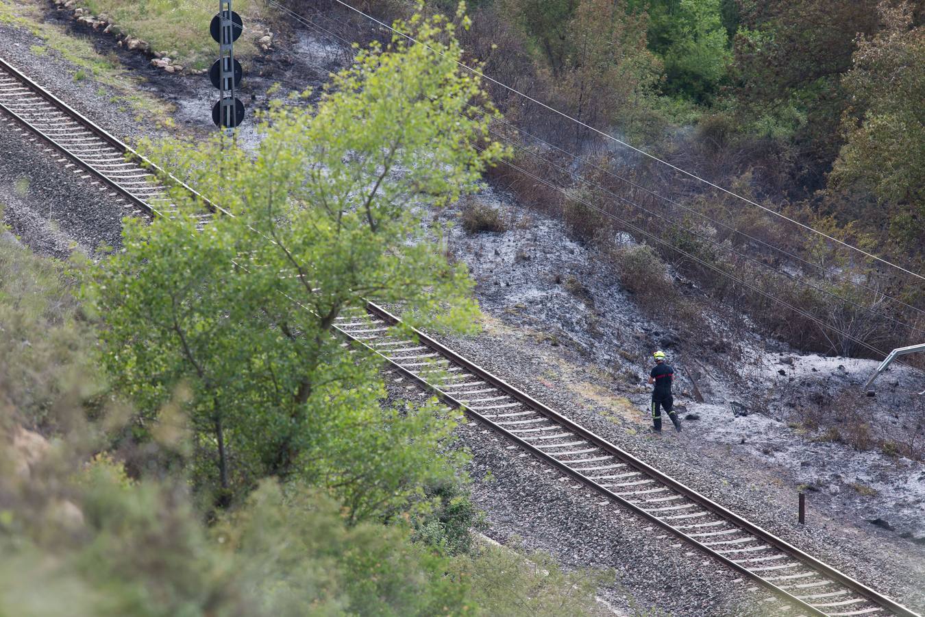 Una locomotora provoca un incendio en Gimileo