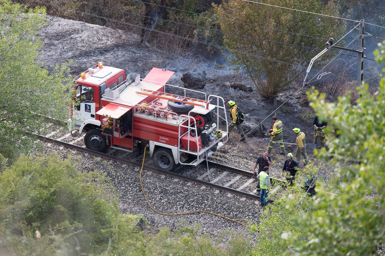 Una locomotora provoca un incendio en Gimileo