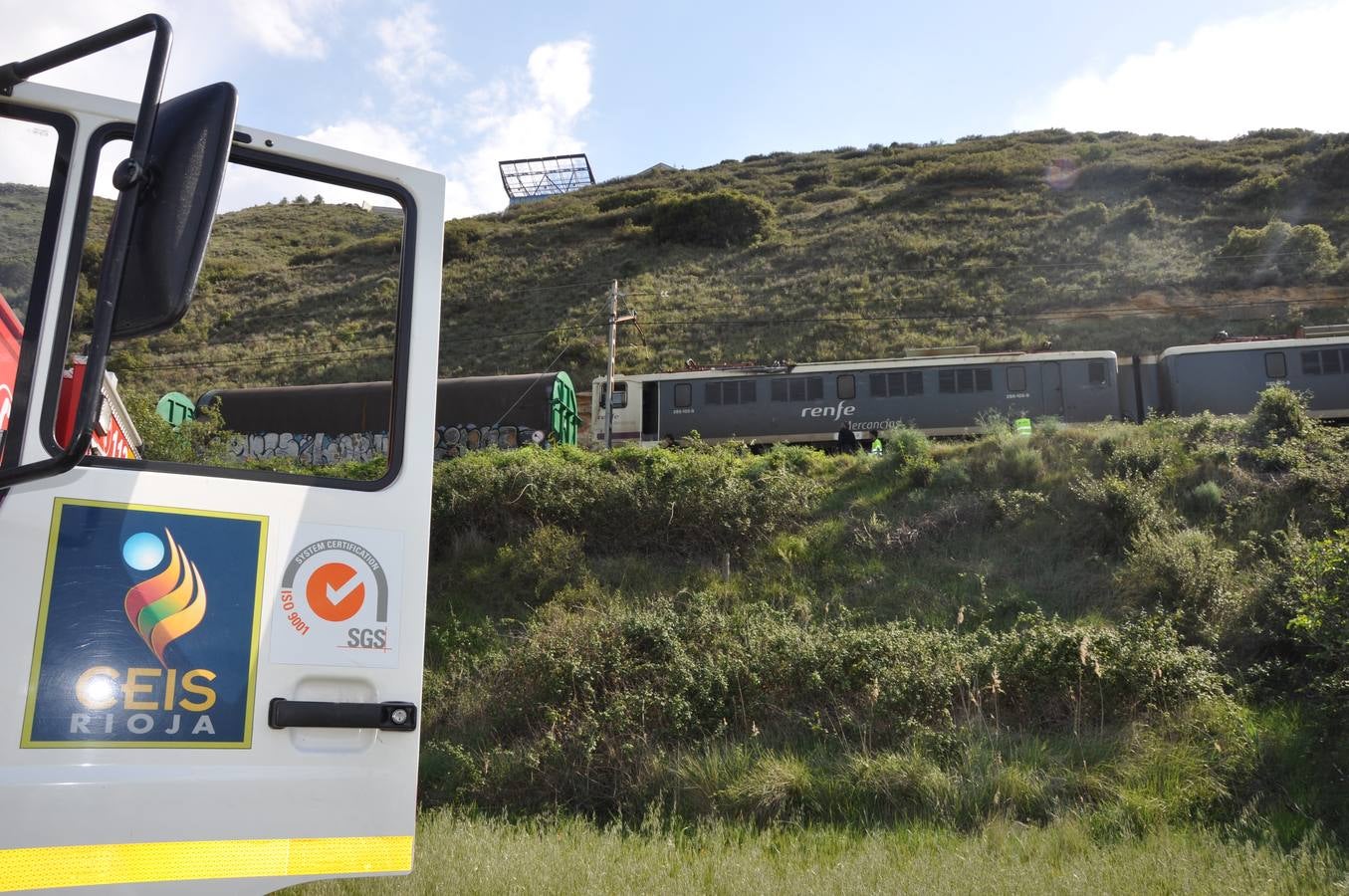 Una locomotora provoca un incendio en Gimileo