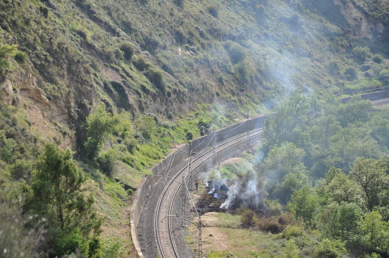 Una locomotora provoca un incendio en Gimileo