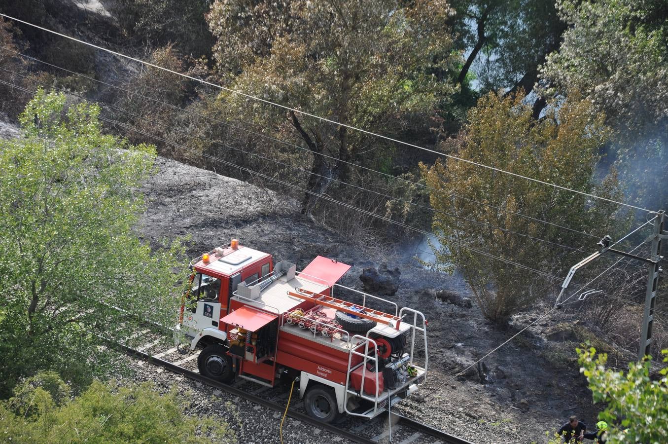 Una locomotora provoca un incendio en Gimileo