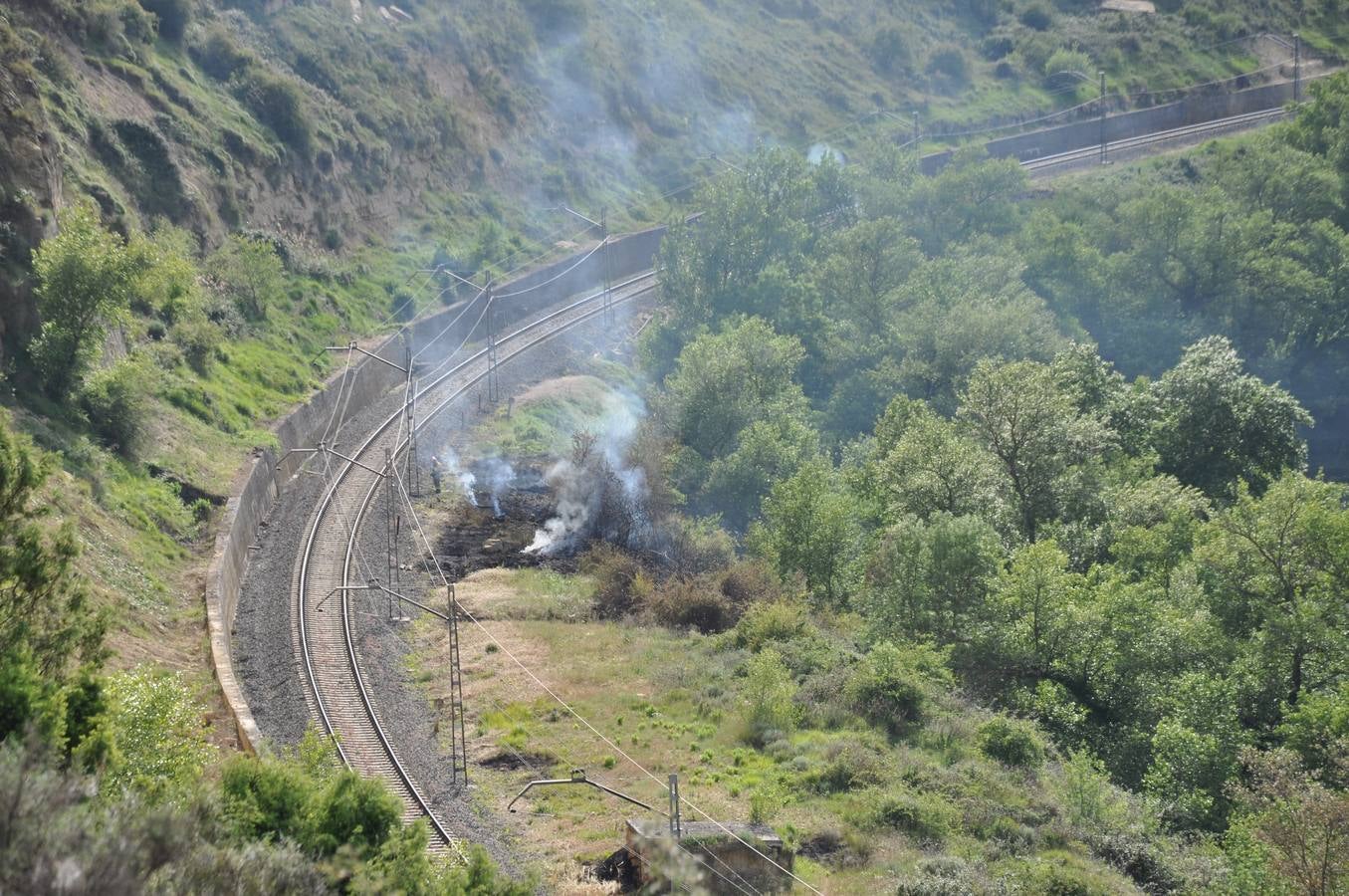 Una locomotora provoca un incendio en Gimileo