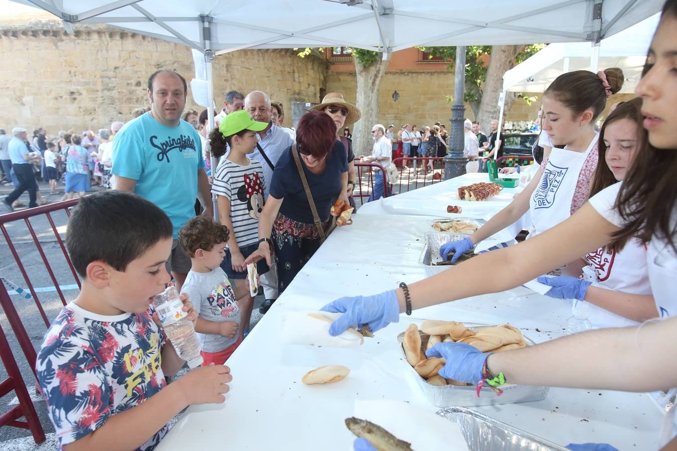 San Bernabé 2017: reparto del pez (1)