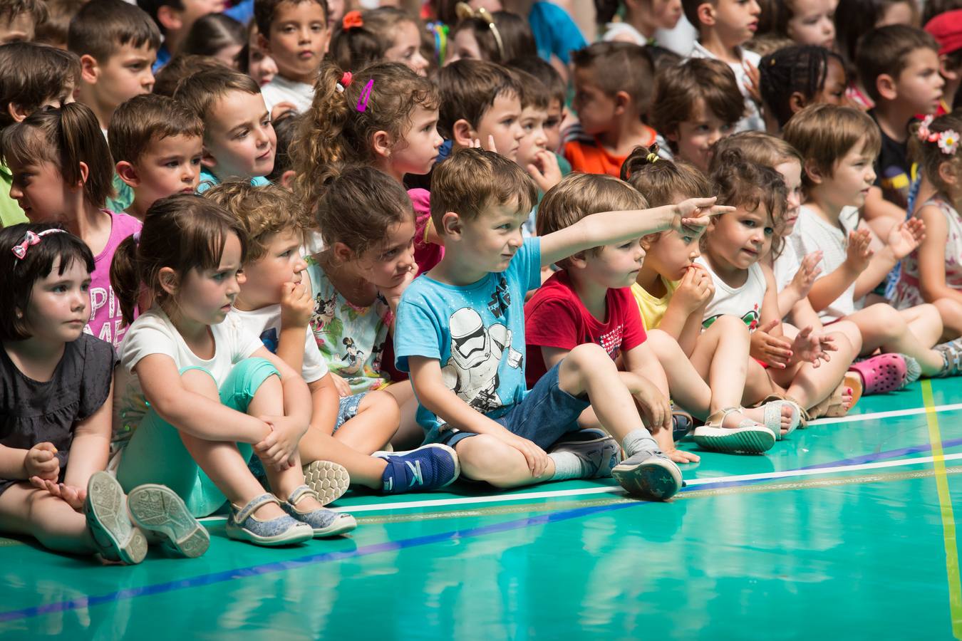 Alumnos, padres y profesores del CEIP Las Gaunas Logroño disfruta de un espectaculo circense protagonizado por escolares del centro