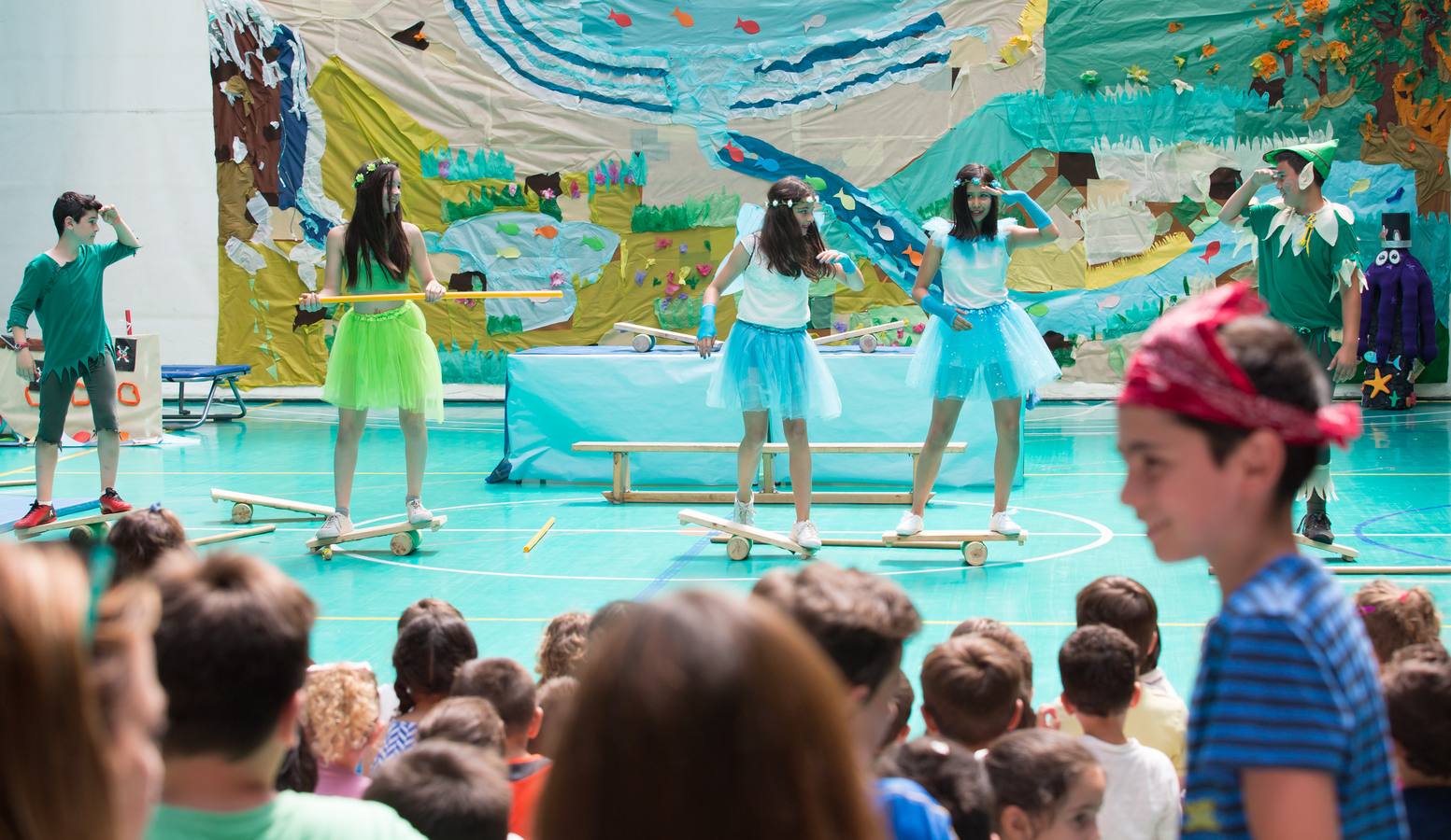 Alumnos, padres y profesores del CEIP Las Gaunas Logroño disfruta de un espectaculo circense protagonizado por escolares del centro