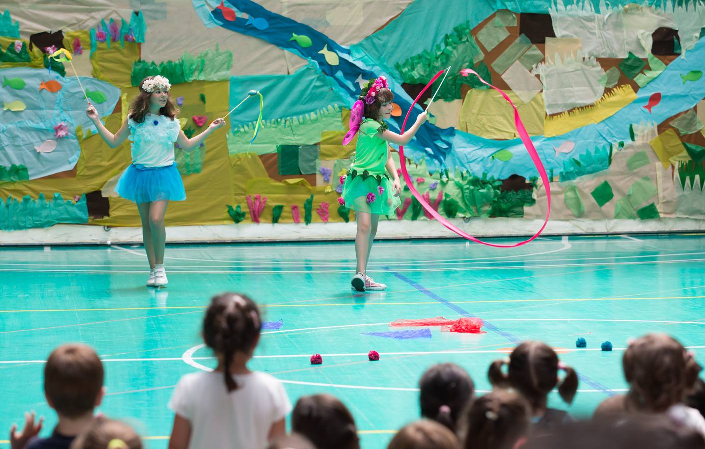 Alumnos, padres y profesores del CEIP Las Gaunas Logroño disfruta de un espectaculo circense protagonizado por escolares del centro