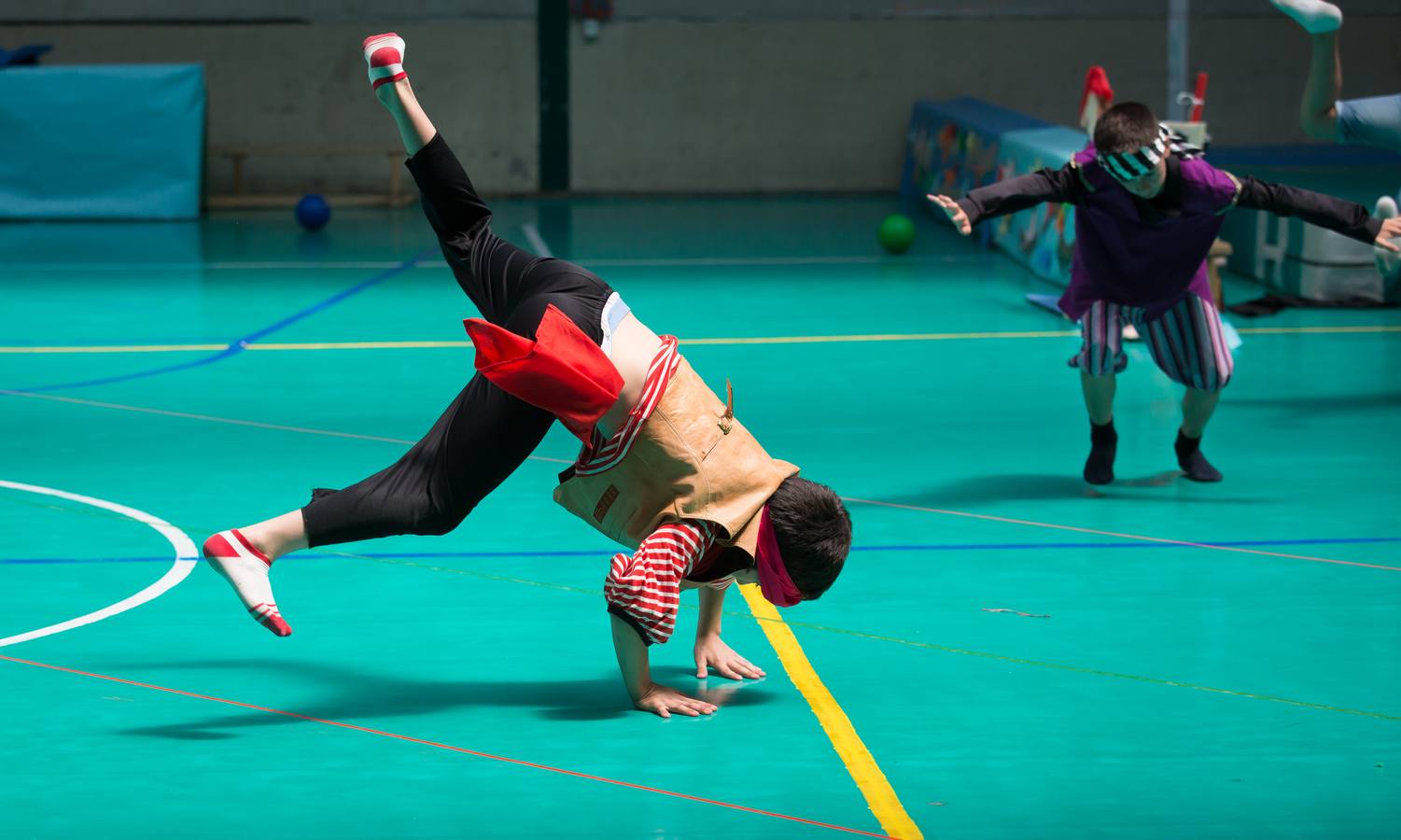 Alumnos, padres y profesores del CEIP Las Gaunas Logroño disfruta de un espectaculo circense protagonizado por escolares del centro