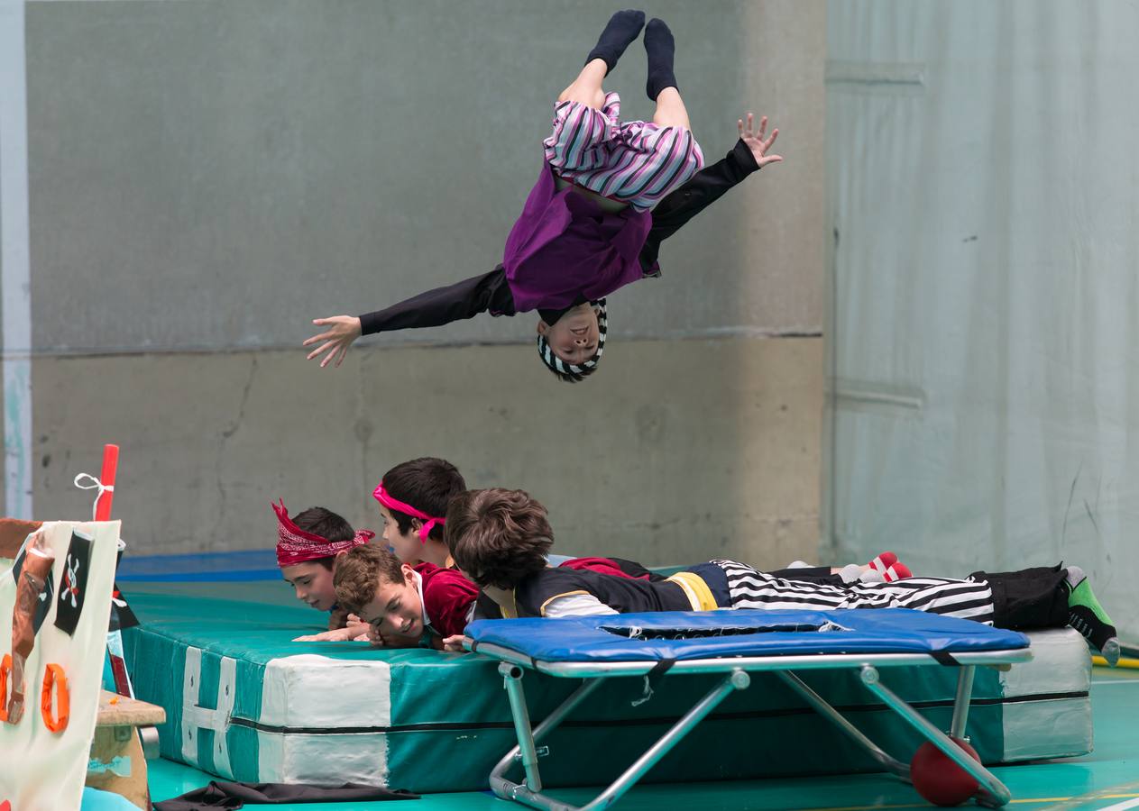 Alumnos, padres y profesores del CEIP Las Gaunas Logroño disfruta de un espectaculo circense protagonizado por escolares del centro