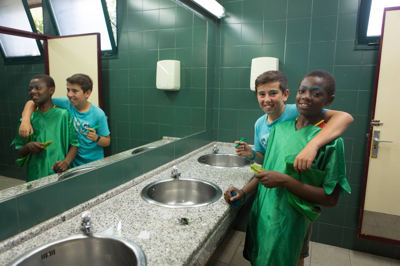 Alumnos, padres y profesores del CEIP Las Gaunas Logroño disfruta de un espectaculo circense protagonizado por escolares del centro