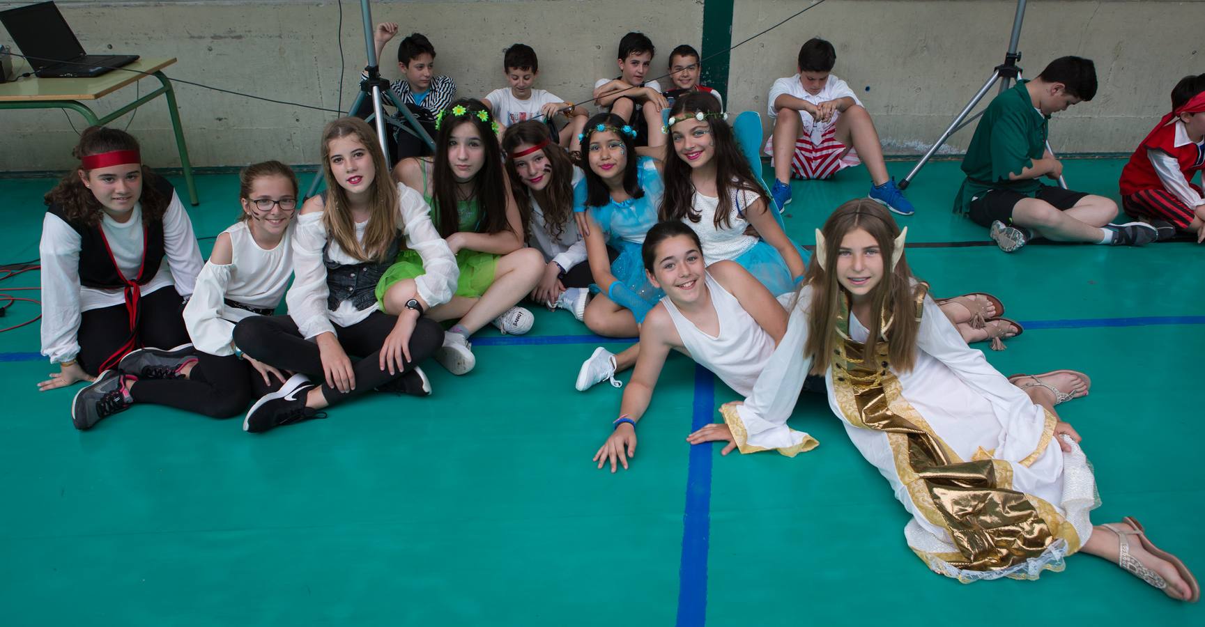 Alumnos, padres y profesores del CEIP Las Gaunas Logroño disfruta de un espectaculo circense protagonizado por escolares del centro