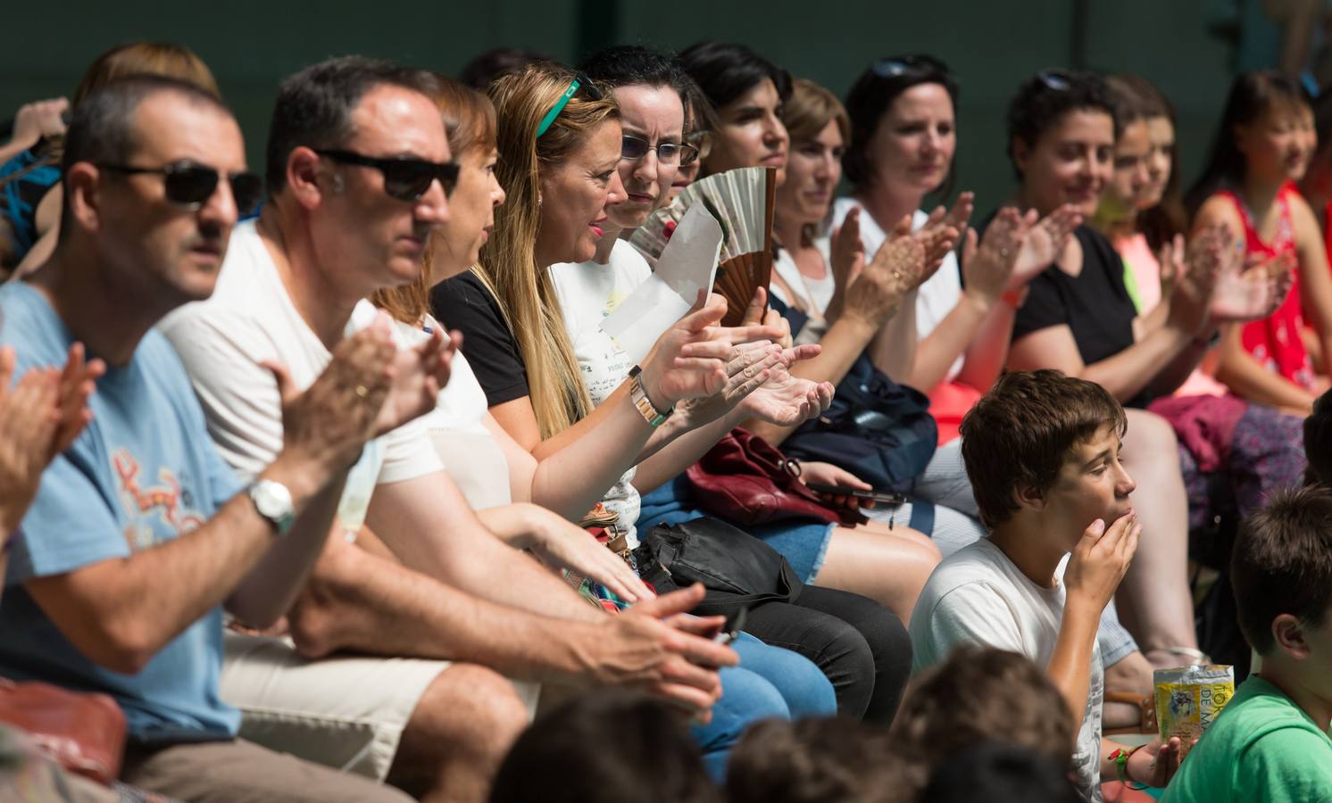 Alumnos, padres y profesores del CEIP Las Gaunas Logroño disfruta de un espectaculo circense protagonizado por escolares del centro