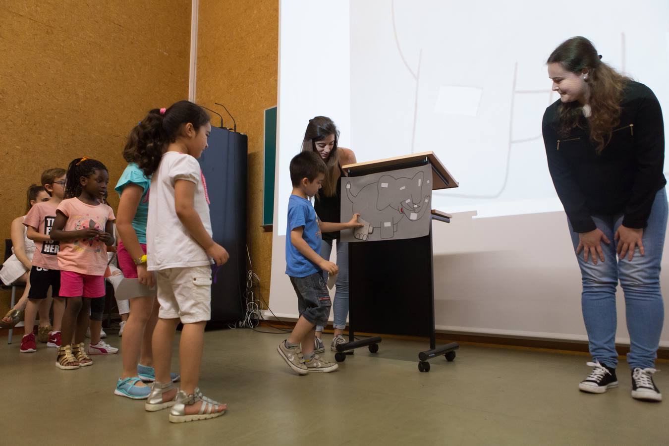 Doscientos alumnos de Infantil disfrutan en la Universidad de La Rioja de la actividad conmemorativa del centenario de Gloria Fuertes