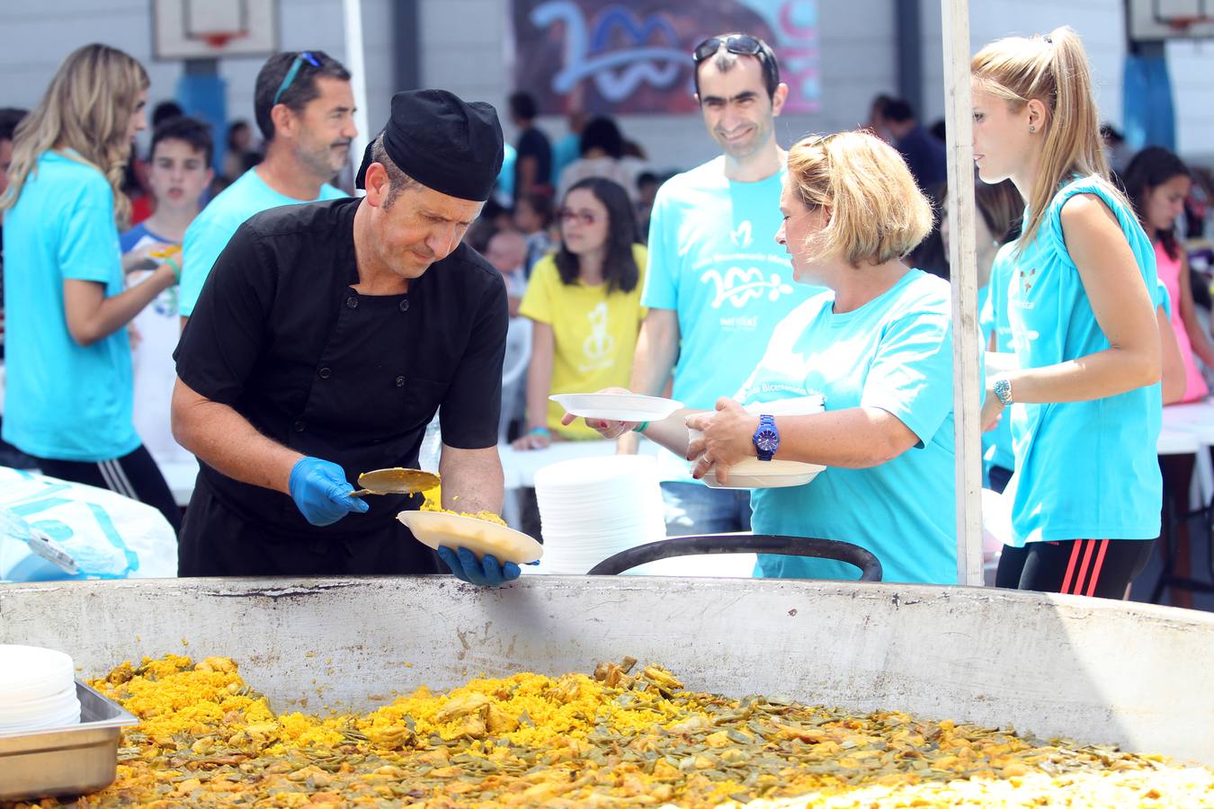 Paellada en la fiesta de fin de curso de Maristas