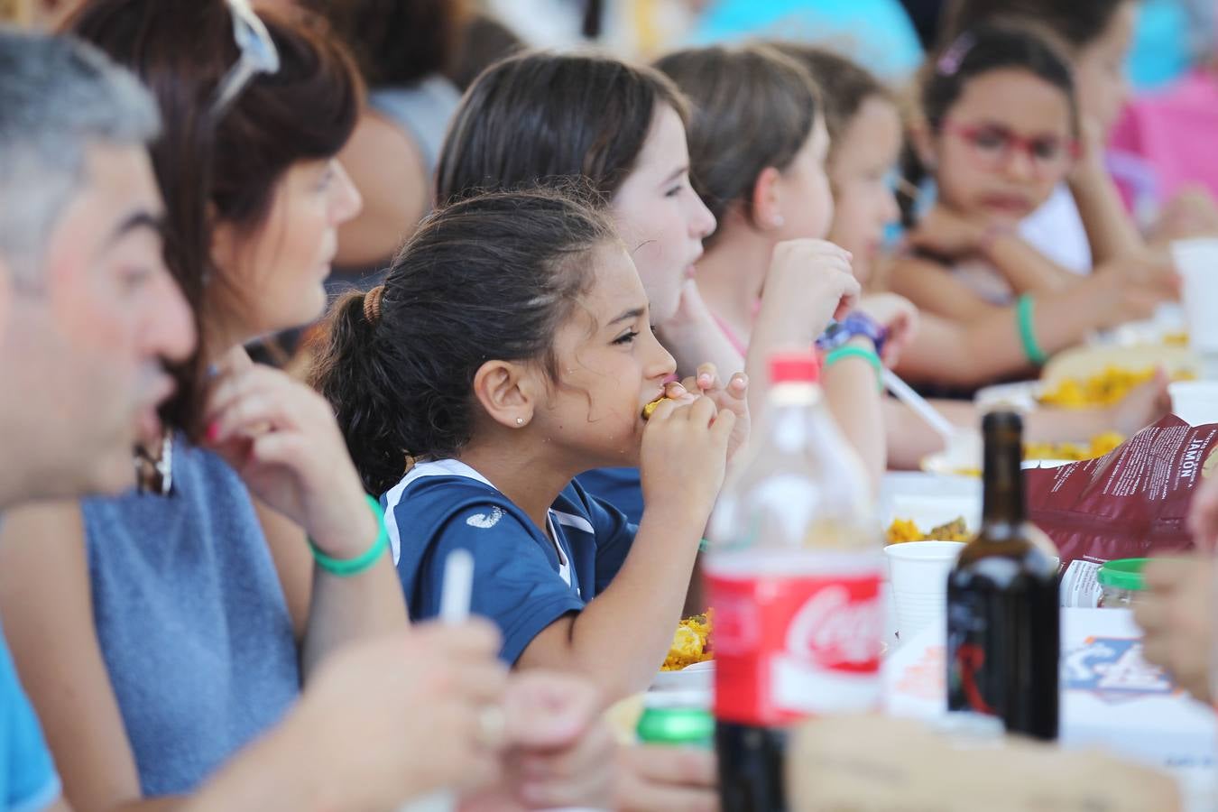 Paellada en la fiesta de fin de curso de Maristas