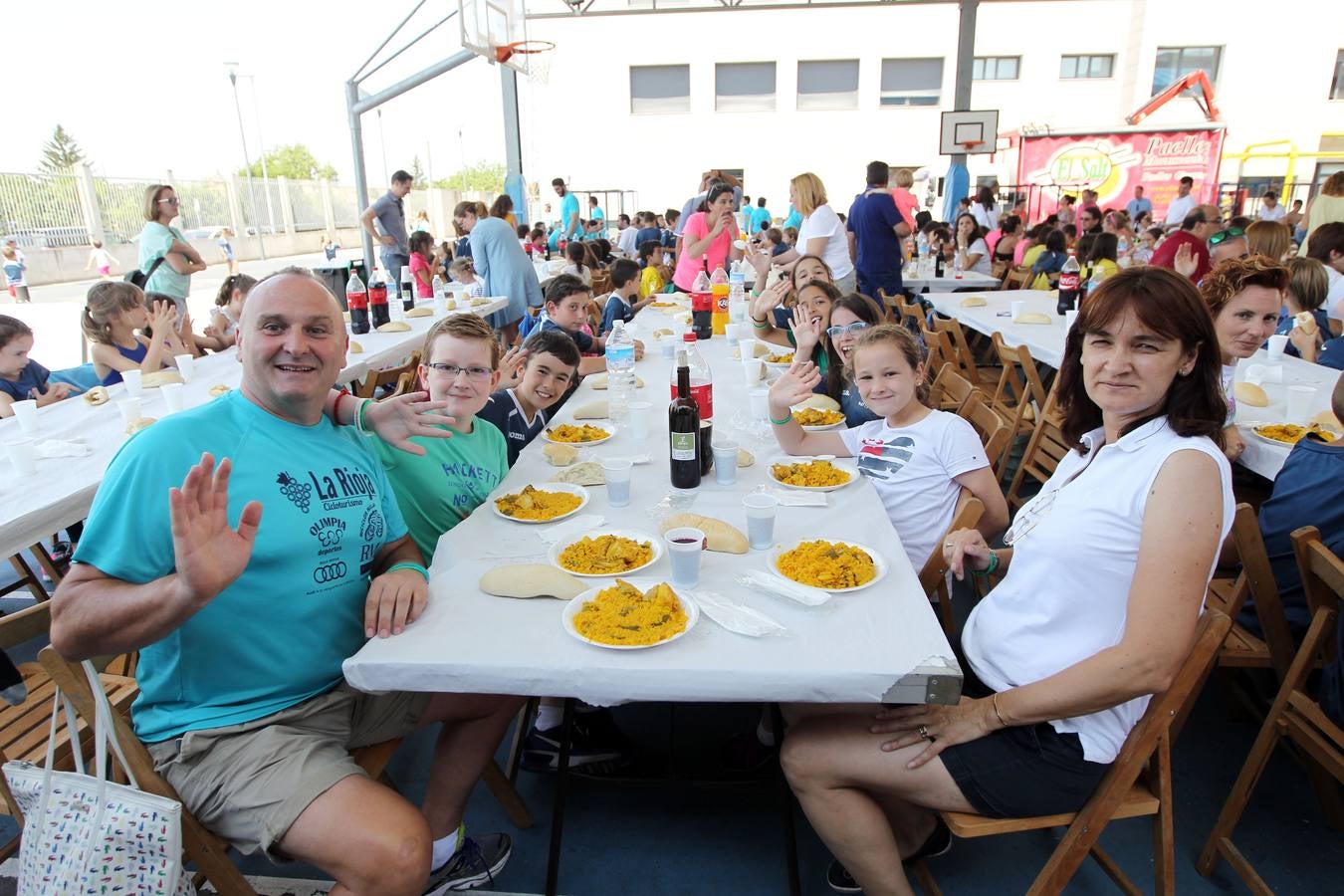 Paellada en la fiesta de fin de curso de Maristas