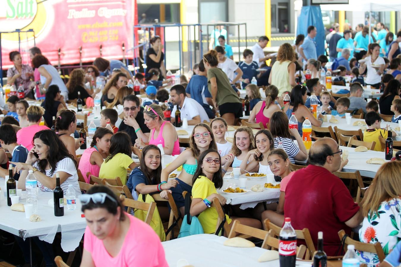 Paellada en la fiesta de fin de curso de Maristas