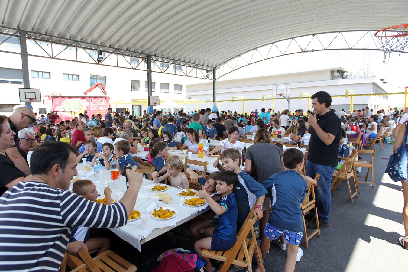 Paellada en la fiesta de fin de curso de Maristas