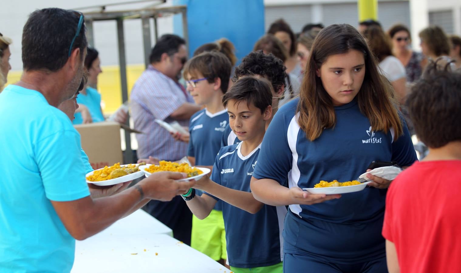 Paellada en la fiesta de fin de curso de Maristas